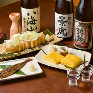 酒どころとしても名高い新潟の日本酒を、現地から直接仕入れています。常時8種類ほどのグランドメニューのほか、夏の生酒など季節に合わせたお酒も入荷するので、その時期だけの味わいを楽しんで。
