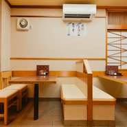 明るく清潔感のある店内は、ファミリーでも利用しやすいのが魅力。片側ベンチシートのゆったりとしたテーブル席も用意され、小さな子どもと一緒でも安心してくつろげます。