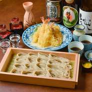 天麩羅をつまみに日本酒を楽しみ、〆にそばを食べるのが人気のスタイル。プリプリの海老の天麩羅は1人前につき2本で、花を咲かせた衣はサクッと軽やか。飲み会などにおすすめです。