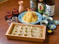 日本酒と一緒に味わいたい『天麩羅盛合せ』と『越後へぎそば』(写真は2人前・お酒は別注文)
