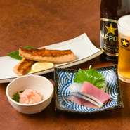 『塩引き鮭はらす焼』、『鮭の塩辛』、『旬の刺身』など、新潟県村上の郷土料理を一度に味わえる欲張りな晩酌セット。飲み物はビール、日本酒、焼酎、サワーなどから選べます。