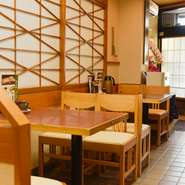 おひとり様や家族での食事、職場の仲間との宴会など、あらゆるシーンに最適。昼は気軽にランチを楽しみ、夜は新潟の郷土料理をつまみながら日本酒をじっくり味わうのがおすすめ。