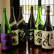 『鍋島』『古伊万里　前』など佐賀県産を中心に、店主自ら酒蔵に出かけて「和食に合うお酒」を取り揃えています。不定期に入れ替えもしているので、お酒好きも飽きることなく楽しめます。