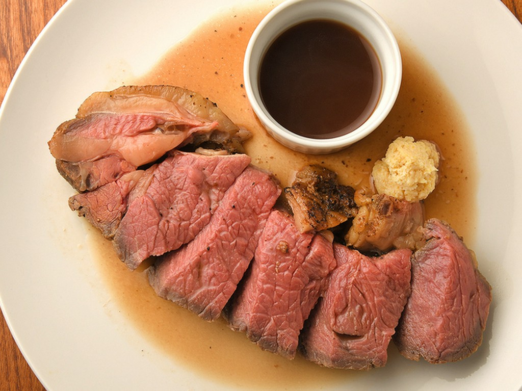 ジューシーな赤身に旨味が凝縮された『自家製ローストビーフ』　※要予約。4日前まで