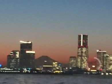 横浜港・みなとみらいの夜景を海上から