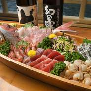 見た目も豪華な船盛は、宴席を盛り上げるには最適です。魚介類の仕入れ先は、信頼のおける横浜橋商店街の魚屋。プロの目利きで仕入れる、季節ごとに違う漁港から直送の旬のものです。舌で春夏秋冬を感じられます。 