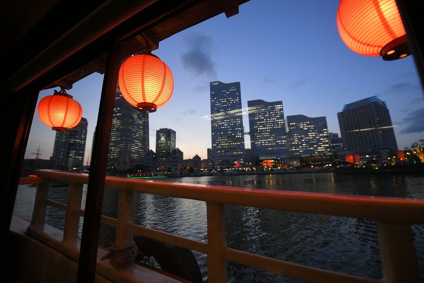 異国情緒あふれる横浜の港を出発し、素晴らしい景色と宴を約束