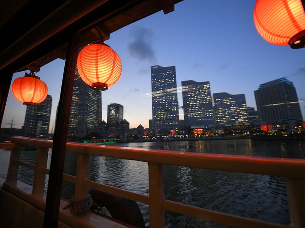 異国情緒あふれる横浜の港を出発し、素晴らしい景色と宴を約束