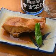 肉厚な金目鯛にしみ込んだ甘みとコクがある伝統の味は、創業以来の人気メニュー『金目鯛の煮つけ』