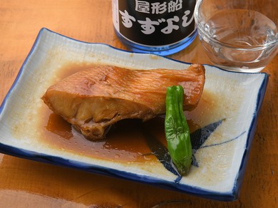 肉厚な金目鯛にしみ込んだ甘みとコクがある伝統の味は、創業以来の人気メニュー『金目鯛の煮つけ』