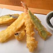 船内で出来立て、揚げたてを提供。新鮮な魚介類や野菜などを使った、職人の揚げたて天ぷらを気軽に味わえます。天ぷらはその場で揚げるので、パリパリ、サクサク！季節の味を堪能できます。