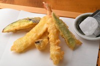職人の揚げたて天ぷらを気軽に味わえるパリパリ、サクサク『揚げたて天ぷら』