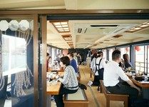 グループ毎のテーブルでご利用いただけます。横浜港の名所を巡る、プチ旅行気分をお楽しみください。