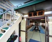 グループ毎のテーブルでご利用いただけます。横浜港の名所を巡る、プチ旅行気分をお楽しみください。