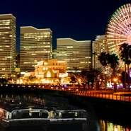 夜の遊覧はロマンティックな空間も演出。