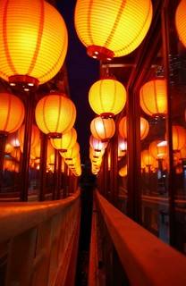 風情ある屋形船の提灯の灯り