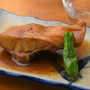 新鮮で大ぶりの金目鯛は、手間暇かけてしっかりと煮込まれています。甘みとコクがあり、肉厚な金目鯛の中まで汁がしみ込んだ伝統の味は、創業以来の人気メニューです。 