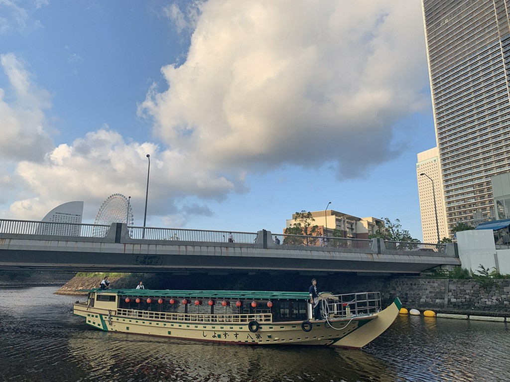 異国情緒あふれる横浜の港を出発し、素晴らしい景色と宴を約束