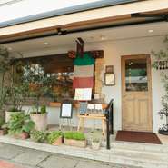 伊勢原駅から中央通りを歩くと、いっぱいの緑に囲まれた可愛らしいお店が。お店の中は淡い黄色を基調とした空間と、本場イタリアンの味を堪能することができます。友人の家に招かれたような、温かな雰囲気も好評。