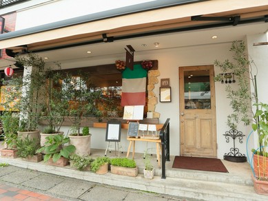 緑の森に溶け込むような空気感が漂う佇まい