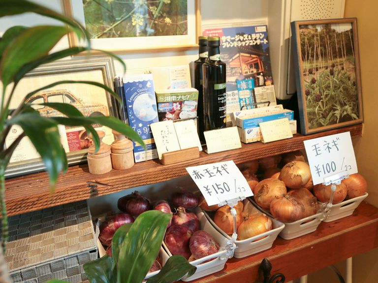 自家農園で育てる朝採れ野菜はとびきりの美味しさ！ 店内販売も