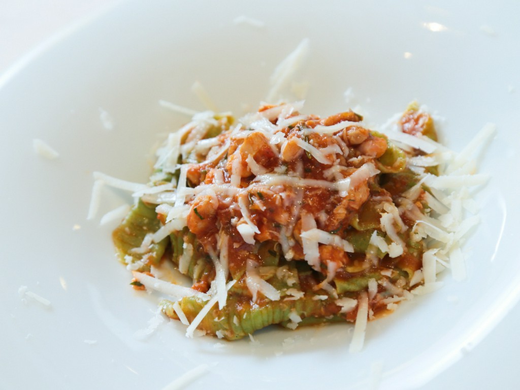 ほうれん草の“ガルガネッリ”信玄鶏もも肉のラグー　ペコリーノチーズがけ