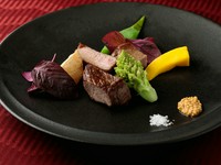 新鮮な旬の三浦野菜を取り入れた、彩り豊かな『イベリコ豚肩ロースのグリル』