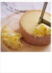「本日のジロールチーズ」として日替わりで提供。ひらひらと花びらの拗に薄く削られた、ふんわり優しい味わいの華やかなチーズです。スペイン産ハチミツとともに味わいます。