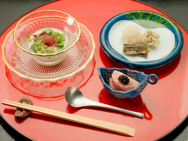 日本各地から仕入れた旬の食材を使い、多彩な一皿に昇華する