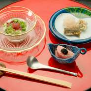 仕入れ状況によって献立が変わるので、週替わりのメニューを楽しめます。奈良県曽爾村から産地直送の野菜や、全国の旬の魚介を使い、『棒寿司』など日本の伝統的な料理や「和洋を織り交ぜた一皿」に仕上げます。