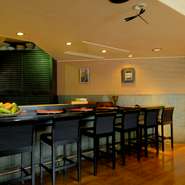 カウンターでのもてなしが得意な【小粋料理　万惣】。カウンター限定で、一品ずつ楽しめる「喰切料理」を食せます。リクエストにも応えてくれるので、気軽に相談してみては。