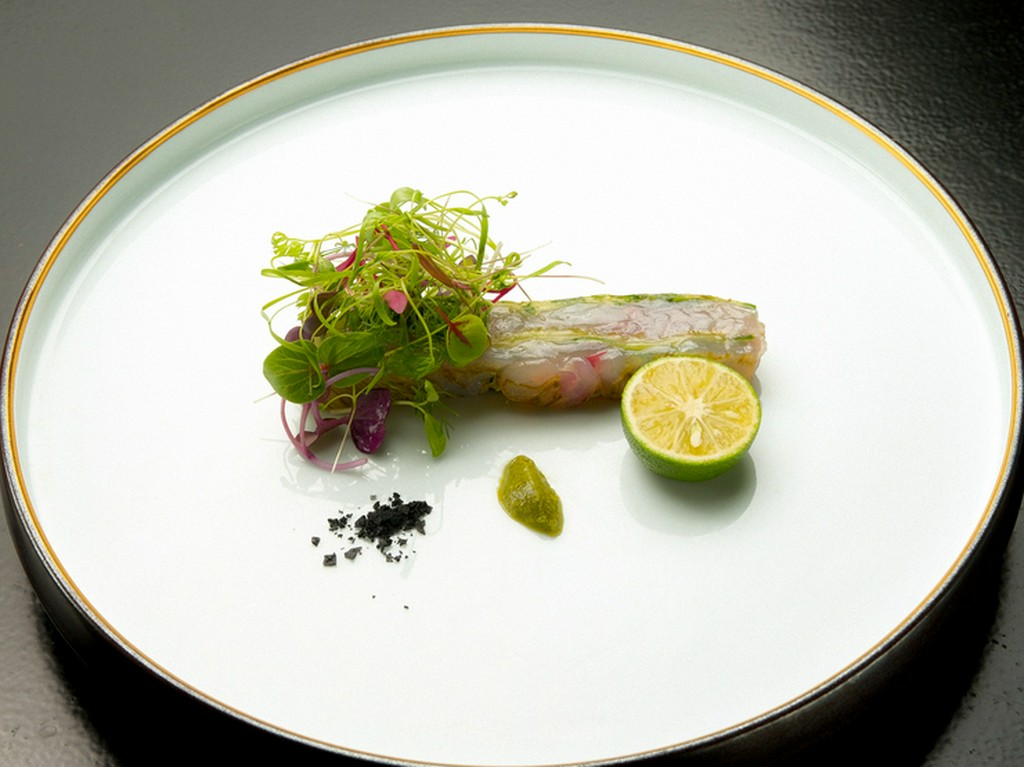 「辻村 史朗」の作品をメインに、美しい器で視覚を魅了