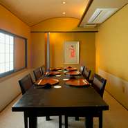 周囲を気にすることのない、完全個室を4部屋用意し、2～16名まで対応可能です。5名までなら、限定1室のカウンターのついた個室も利用でき、料理人が専属でついてくれるので喰切料理も楽しめます。