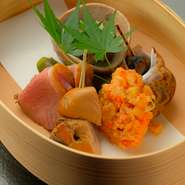 前菜を数種類盛り付けた贅沢な逸品。肉、魚介、野菜、それぞれに旬のものを取り入れさまざまな味わいに出合えるほか、季節を感じる飾り付けで、視覚でも魅了してくれます。
