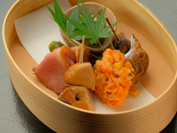 前菜を数種類盛り付けた贅沢な逸品。肉、魚介、野菜、それぞれに旬のものを取り入れさまざまな味わいに出合えるほか、季節を感じる飾り付けで、視覚でも魅了してくれます。