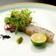 昆布、きゅうり、甘鯛を重ねた博多押し。ねっとりとした甘鯛、きゅうりのシャキシャキとした食感、昆布の香りを堪能でき、満願寺唐辛子のピューレーをつければ甘鯛の甘みが引き立ちます。