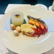 その日その日の仕入れでメニューをお作りします
全7～8品
二つのコースを用意致しております