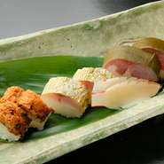 春夏秋冬の旬の魚を使った逸品。まろやかな酸味の酢で味付けたシャリと魚介が絶妙なバランスを保っています。夏はハモやアジ、秋にはサバやタイ、冬から春にかけてはタイやアジを楽しめます。