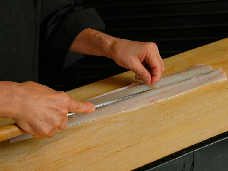 美味しい時期を見極め、仕入れ先を変えている「ハモ」