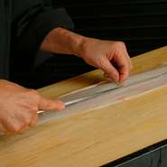 淡白な味わいと食感が楽しめる高級魚のハモ。3～6月は瀬戸内海、9～10月は愛媛で水揚げされたものを使用。約46年の料理人人生で培ってきた長田氏の“目利き力”で、脂の乗った美味しいハモを厳選しています。