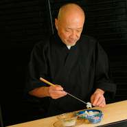 「楽しく食べてほしい」との思いから、ゲストと積極的にコミュニケーションを取っている長田氏。料理への想いも熱く、奈良県の料理人100人ほどで集まり情報交換をするなど、日々研究を重ねています。