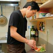 「お客様に干渉しすぎず、お客様の時間をゆっくり過ごしてもらえるような、ほどよい接客や雰囲気づくりをしています」という窪田氏。テーブルとテーブルの間も広めで、ゆったり気分で憩えます。