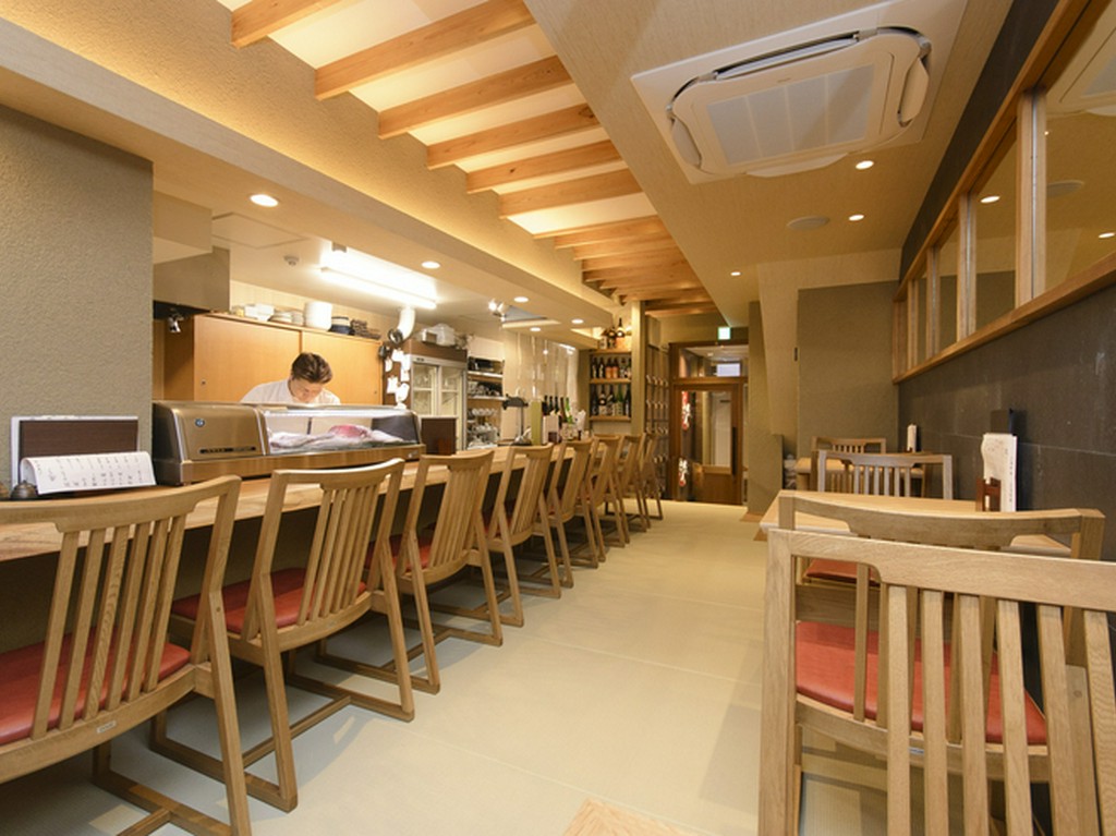 ゆっくりと料理と酒を味わえる広い1枚板のカウンター席