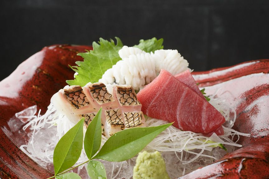新鮮な日替わりの旬の魚が並ぶ『お造り盛り合わせ』
