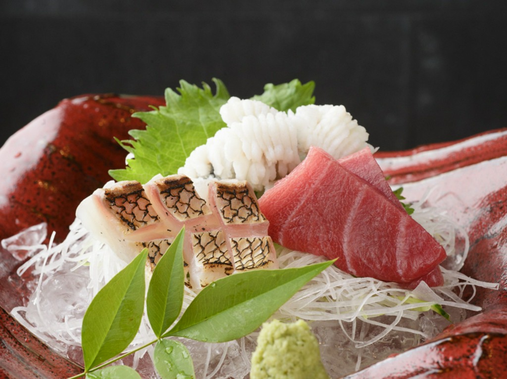 新鮮な日替わりの旬の魚が並ぶ『お造り盛り合わせ』