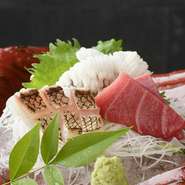 京都中央市場に集まる豊富な旬の魚介でつくる『お造り盛り合わせ』は、夏なら鱧などその時々の新鮮な刺身が並びます。ご予算や好みに合わせてお任せできます。
