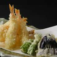 季節の野菜と旬の魚を7種、カラリと揚げた天ぷらは、歯触りも良く、素材の美味しさを存分に感じられる一品です。揚げたてをつまみながらお酒が進みます。