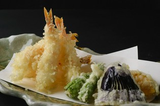 旬の魚に季節の野菜。揚げたての『天ぷら盛り合わせ』