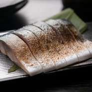 『青森産鯖炙りきずし』に使用するのは、寿司店より卸した上質な「鯖」。絶妙な火入れ加減と濃厚な味わい、お酒のお供にもぴったりのひと品です。