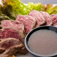 上質なお肉を使いながらも、お値段はリーズナブル。そんなコストパフォーマンス抜群の逸品が『ローストビーフ』です。しっとりと柔らかな食感、特製のソースをかけてお召し上がりください。